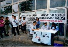 Entrega de abaixo assinado pelo adiamento do vestibular ao CEPE